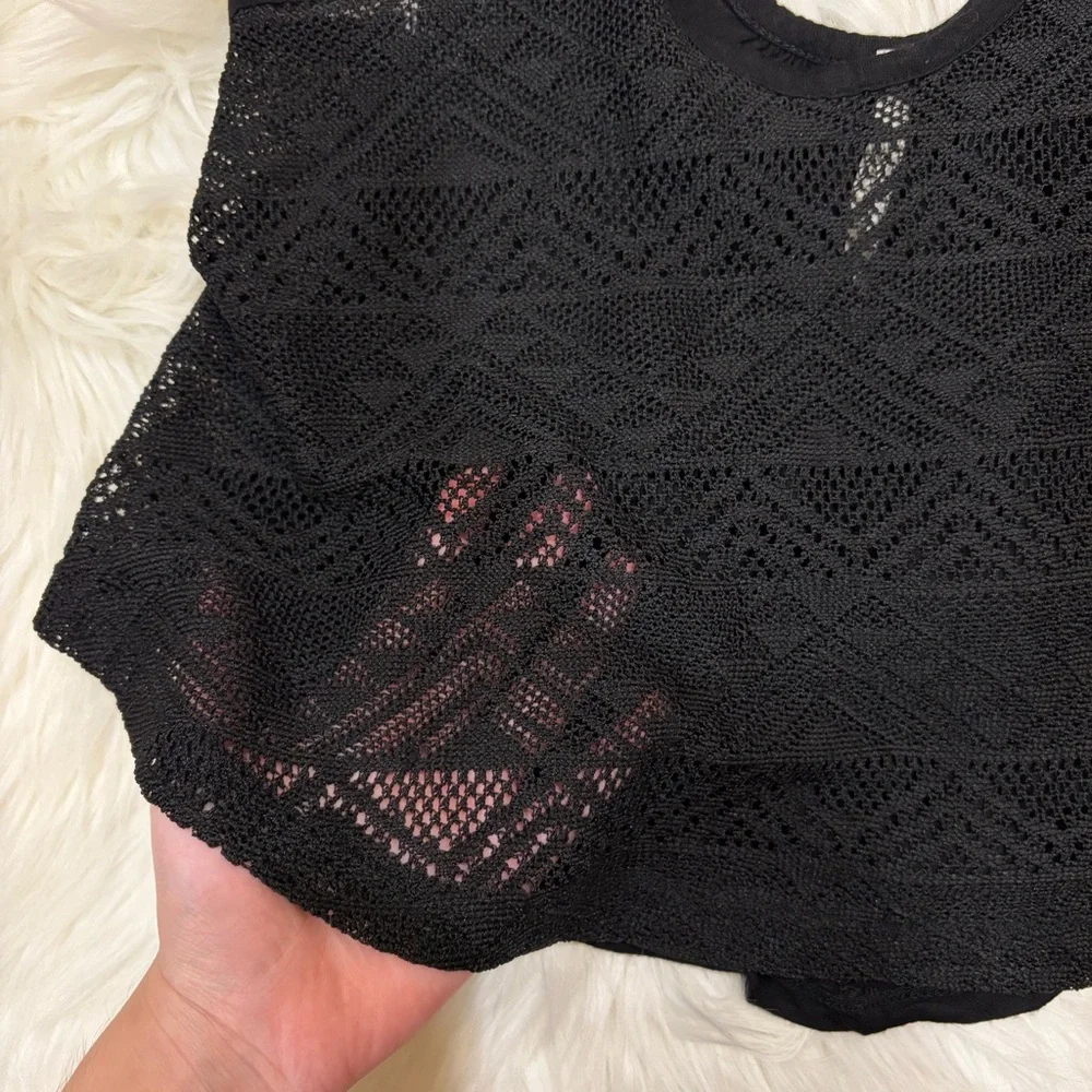 3/$15 Black cropped tank top - Picture 2 of 7